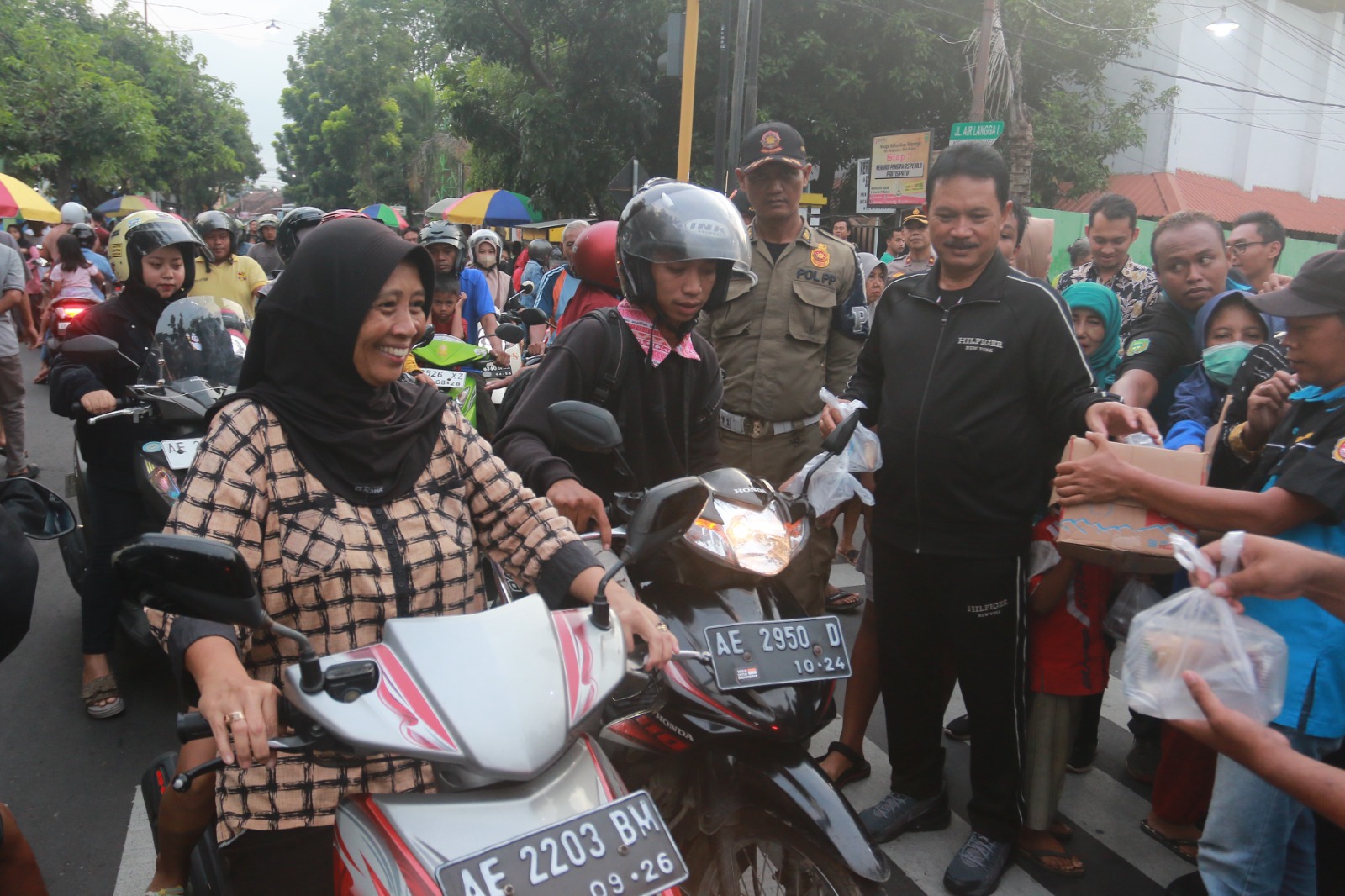 Wali Kota Maidi bagi-bagi takjil kepada warga yang melintas di lokasi bazar Ramadan di Manguharjo beberapa hari lalu. (BAGAS BIMANTARA/RADAR MADIUN)