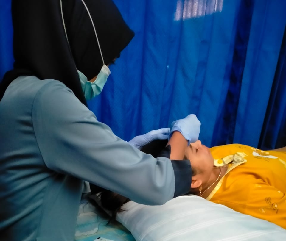 TELITI: Salah seorang terapis sedang melakukan penusukan jarum pada titik tertentu tubuh pasien. (ISTIMEWA)