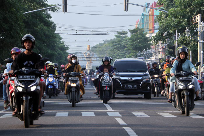 SATU ARAH: Kepadatan kendaraan sempat terjadi di Jalan HOS Cokroaminoto saat uji coba one way tahap dua.