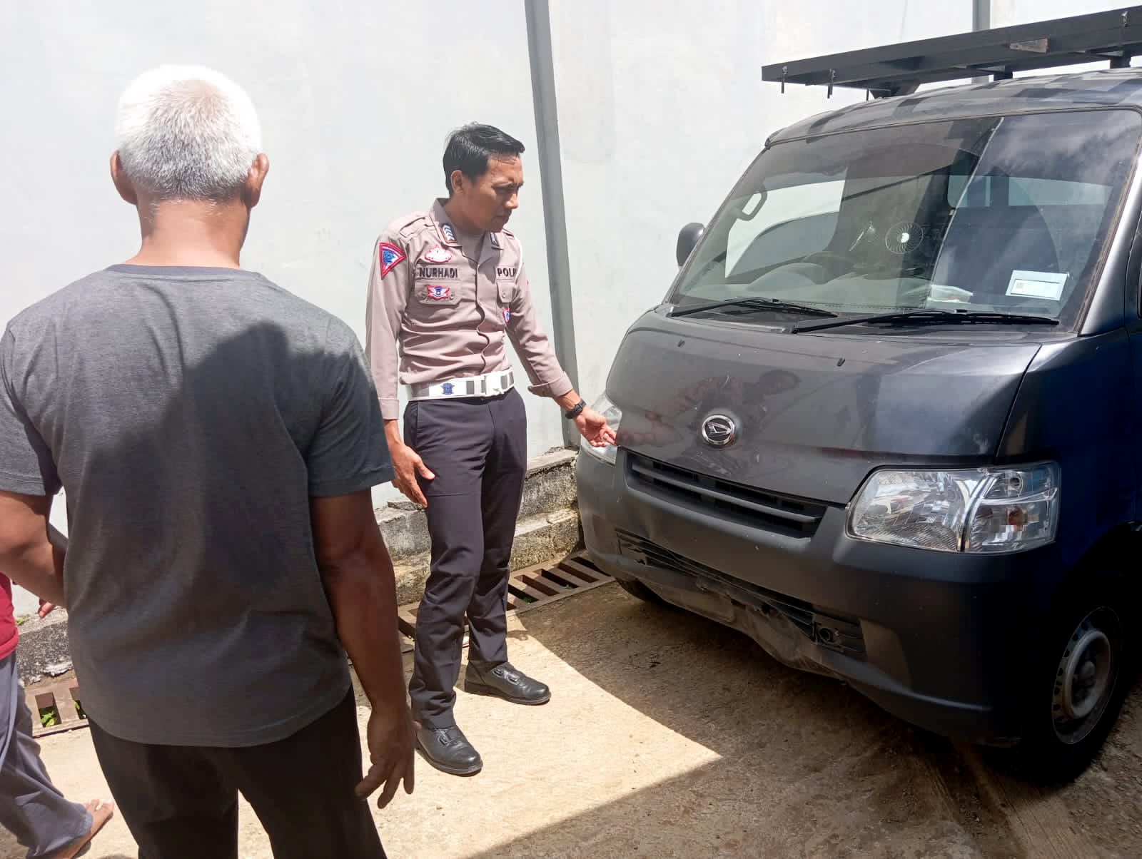 TELAN KORBAN: Petugas Satlantas Polres Pacitan mengamankan mobil Daihatsu pikap yang terlibat laka lantas di Kebonagung kemarin (25/3). (POLRES PACITAN)