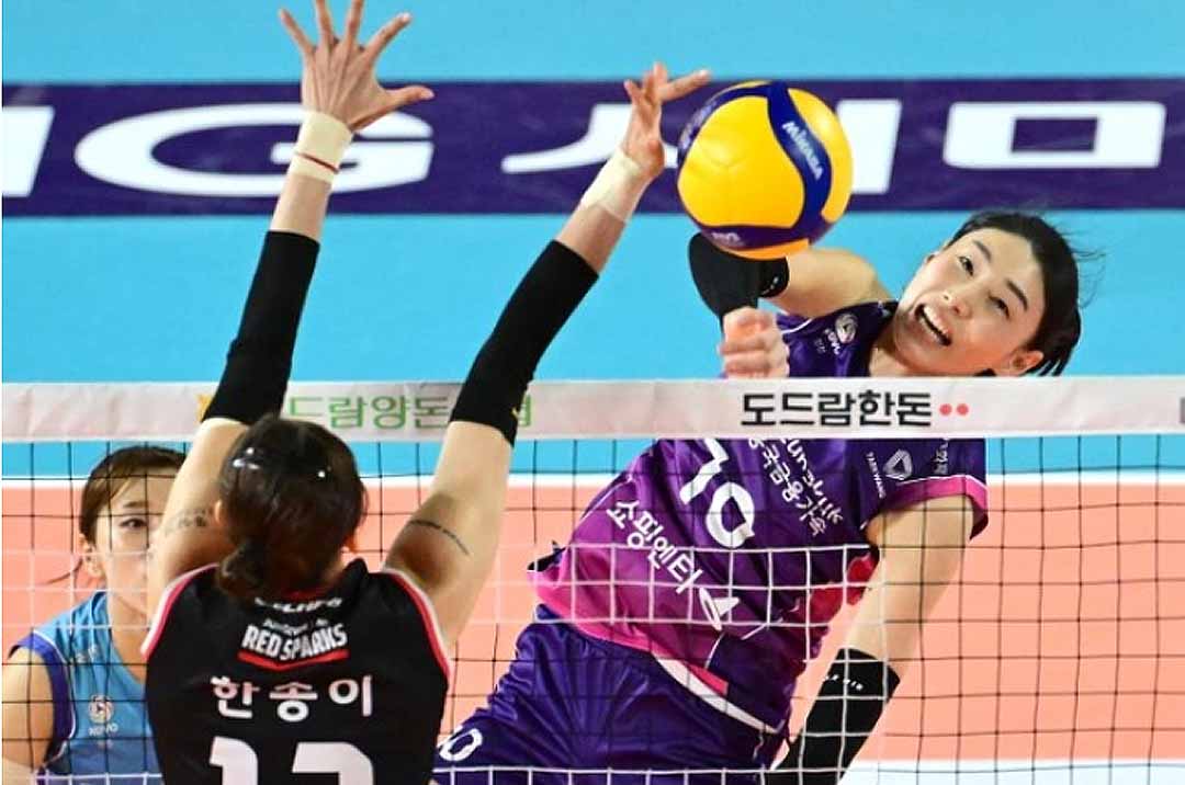 Kim Yeon-koung saat melakukan spike.
