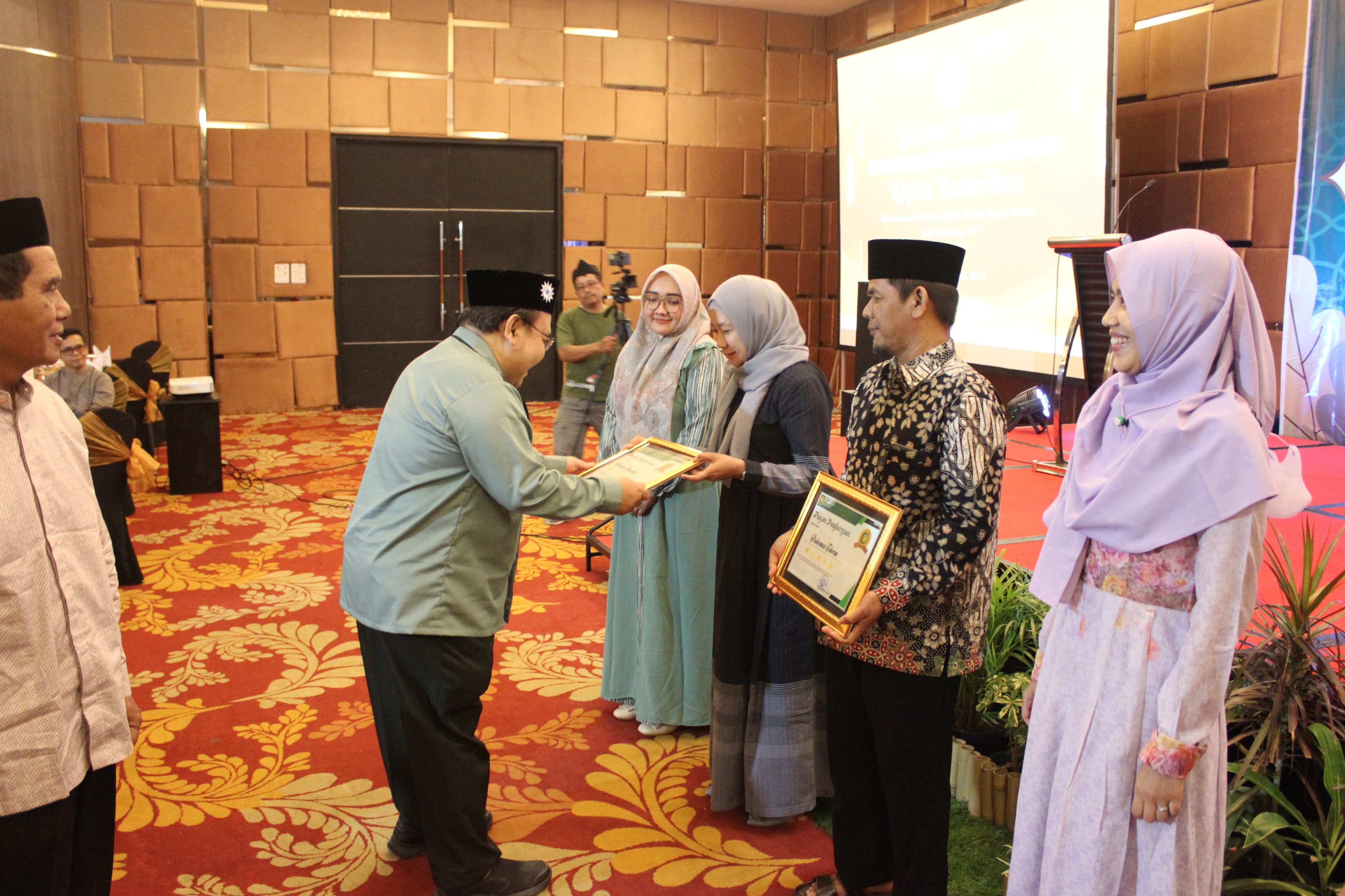 APRESIASI: Direktur RSI Siti Aisyah Madiun dr Iwan Hartono M.Kes menyerahkan penghargaan kepada FKTP.&nbsp;(ISTIMEWA)