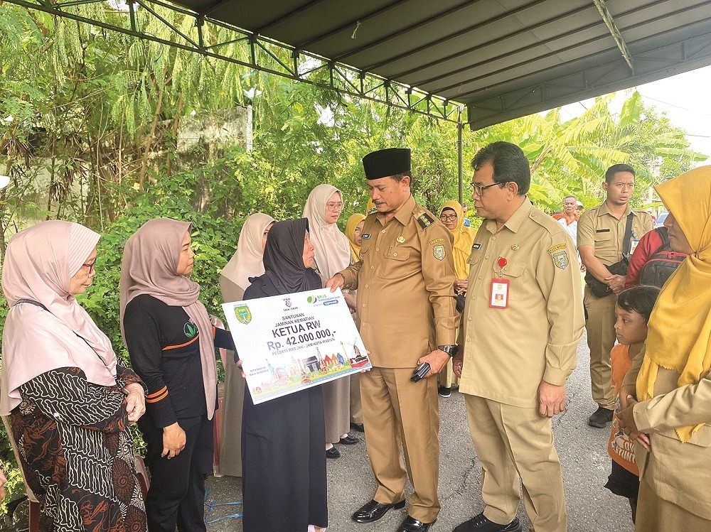 SOSIAL: Wali Kota Maidi menyalurkan santunan JKK-JKM sebesar Rp 42 juta kepada keluarga ahli waris Harry Prijanto Widodo, Senin (25/3/2024). (DISKOMINFO UNTUK JAWA POS RADAR MADIUN)