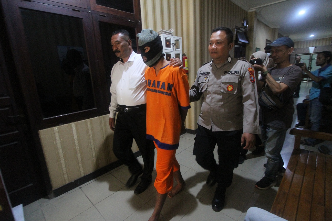 DIGLANDANG: Loro pelaku curanmor dicekel petugas Satreskrim Polres Magetan. (AJI PUTRA/RADAR MADIUN)