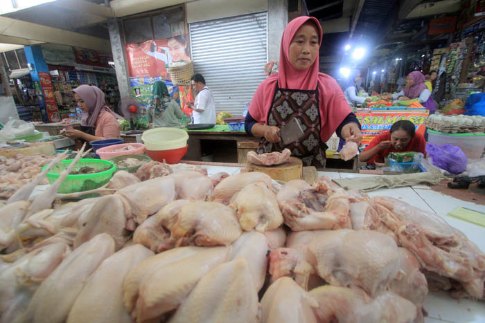 MAHAL: Harga daging ayam dan sapi terpantau naik mendekati momen Lebaran di Pasar Sayur Magetan.