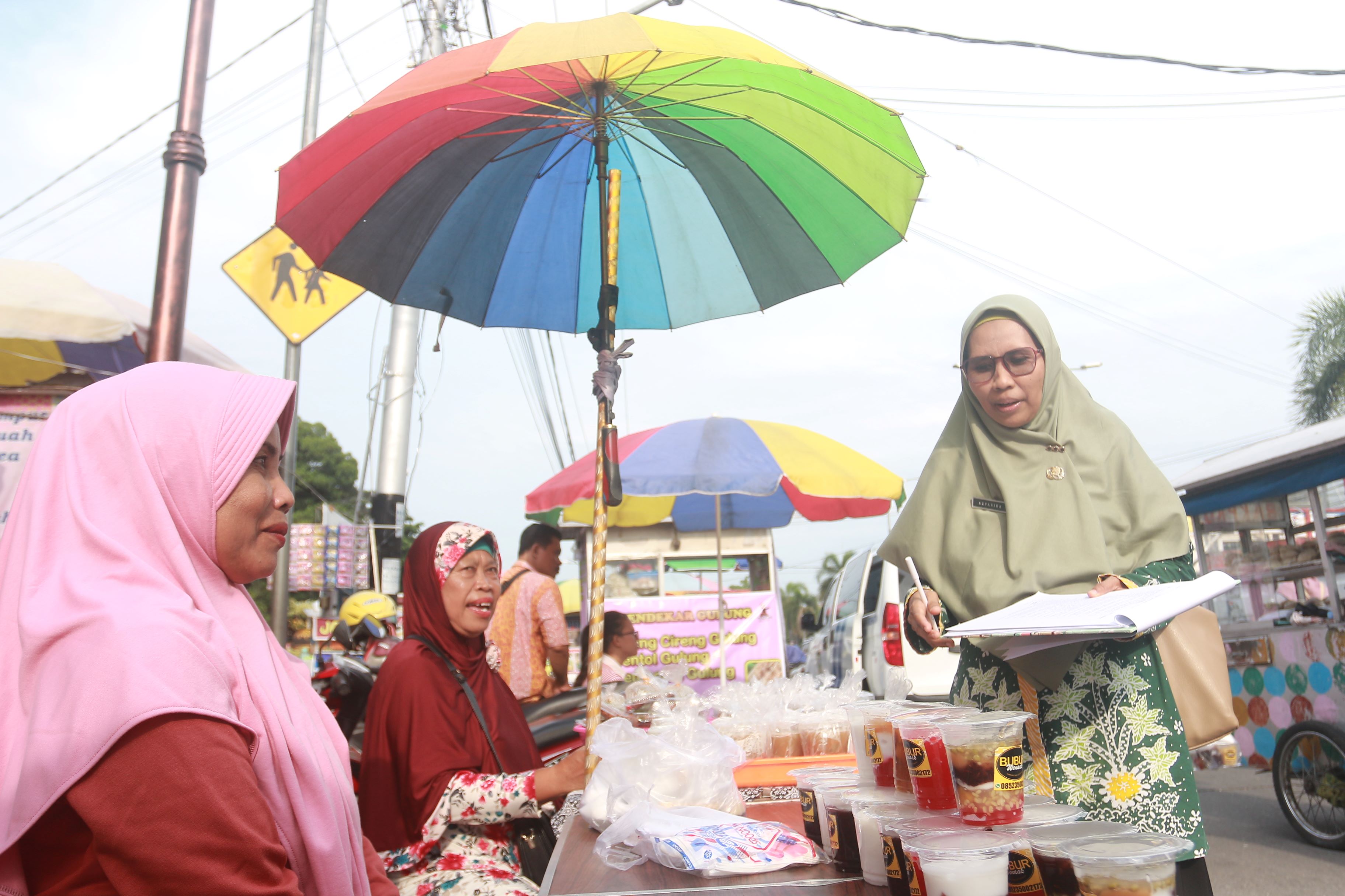 SIDAK: Dinkes-PPKB Kota Madiun melakukan pemantauan kualitas makanan takjil yang dijual para pedagang di bazar Ramadan beberapa hari lalu. (BAGAS BIMANTARA/RADAR MADIUN)