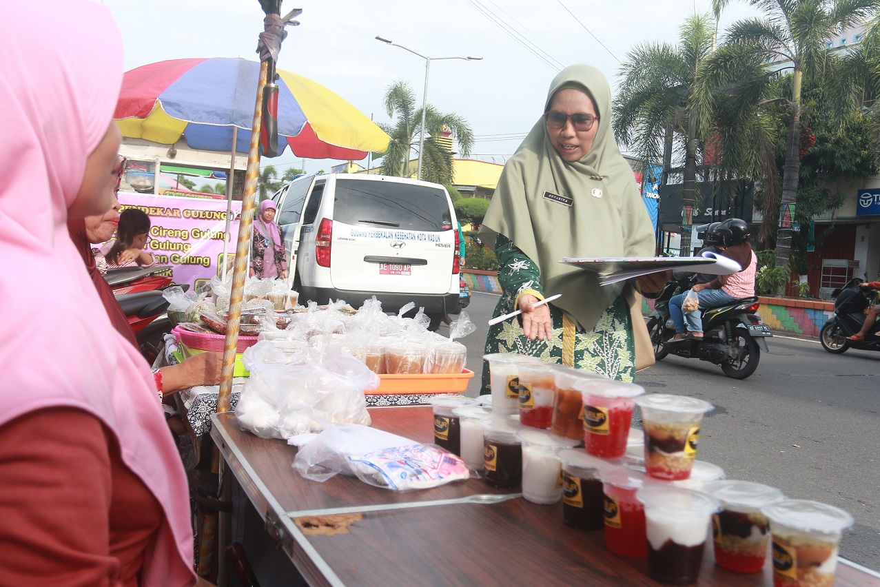 SUPAYA AMAN: Dinkes-PPKB Kota Madiun ngawasi kualitas panganan takjil ing bazar Ramadan. (BAGAS BIMANTARA/RADAR MADIUN)