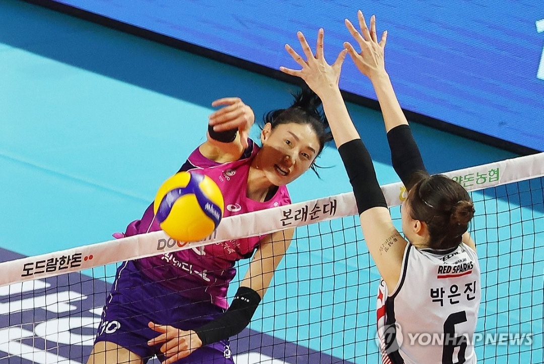 Park Eun-jin coba memblok spike Lim Yeon-koung pada match 1 lalu.