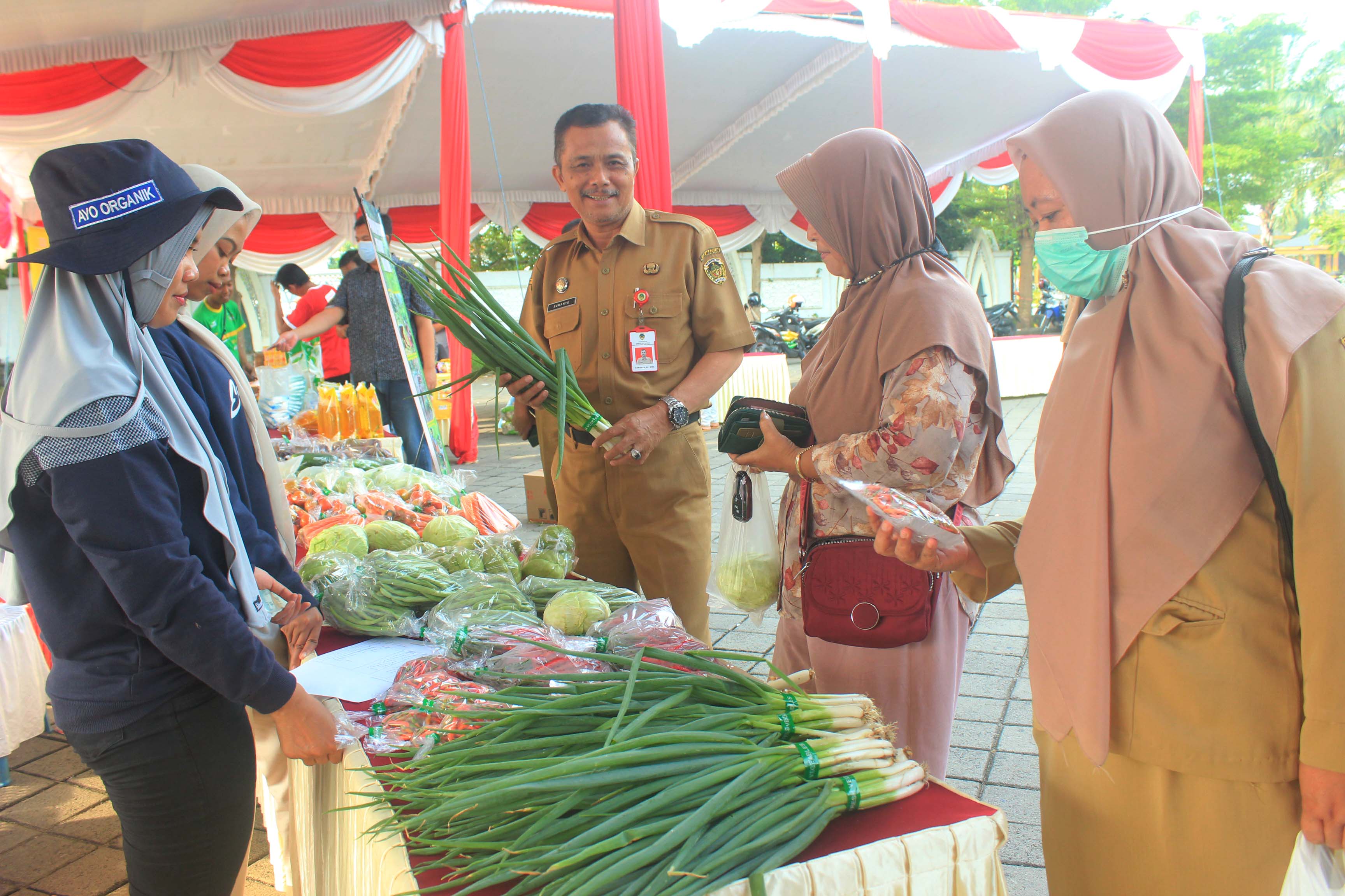 SEGAR: Anggota kelompok tani asal Desa Kare menyediakan sayuran organik di Bazar Ramadan Operasi Pasar Mandiri yang digelar Pemkab Madiun, 26-27 Maret. (LODITYA FERNANDEZ/RADAR MADIUN)