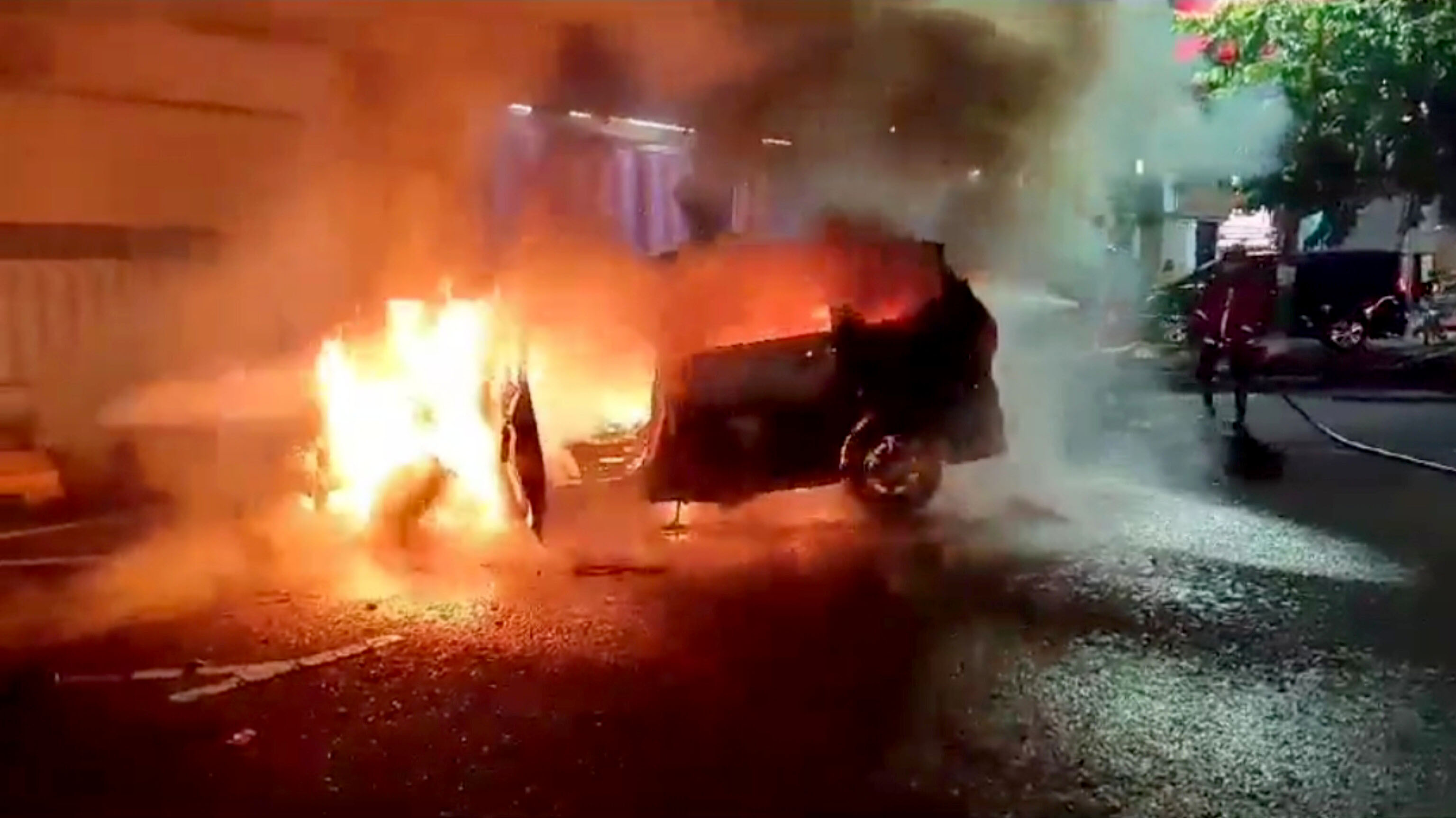 TINGGAL RANGKA: Petugas Satlantas Polres Madiun Kota melakukan olah TKP di lokasi terbakarnya mobil Suzuki Ertiga di Jalan Pahlawan kemarin (26/3).
