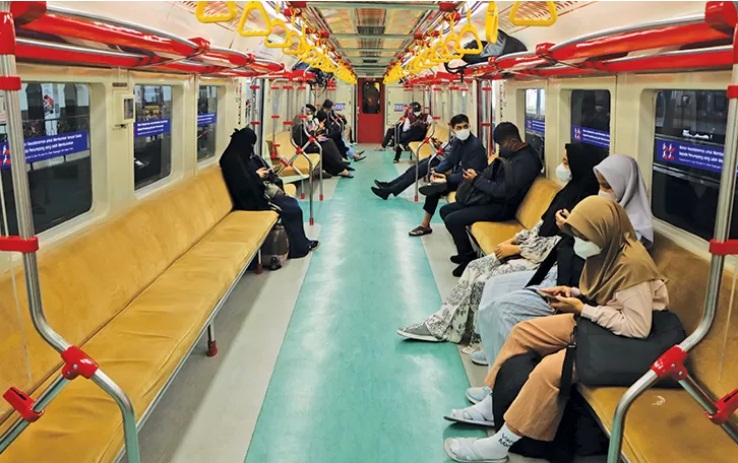 TENANG: Panumpang KRL Solo-Jogjakarta lagi nikmati perjalanan ing wulan Ramadan. (M. IHSAN/RADAR SOLO)