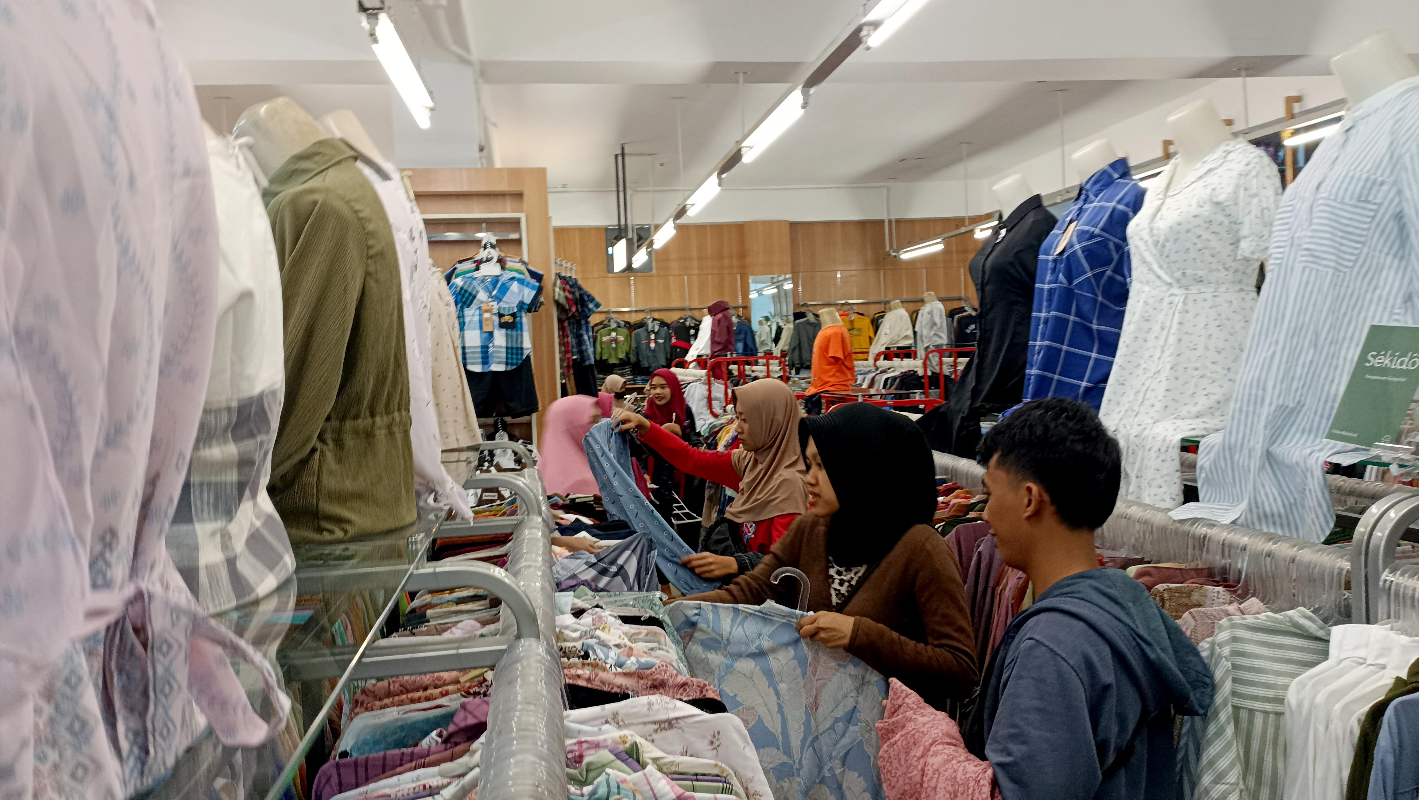 BELUM RAMAI: Sejumlah toko busana di Pacitan mulai diserbu warga yang hendak berburu pakaian Lebaran memasuki pertengahan bulan Ramadan ini. (NUR CAHYONO/RADAR PACITAN)