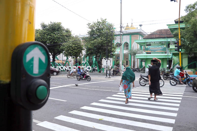 TRAFFIC LIGHT: Keberadaan lampu pelican cross di depan Masjid NU, Jalan Sultan Agung kerap diabaikan pengguna jalan.