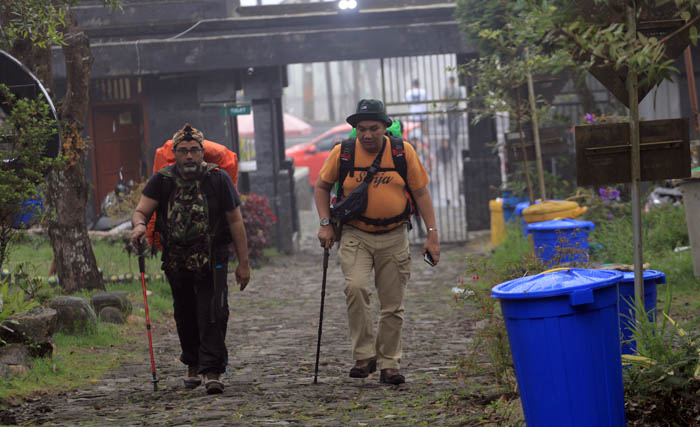 HIKING: Jalur pendakian Gunung Lawu via Cemorosewu kembali dibuka kendati masuk momen Ramadan Senin (25/3).