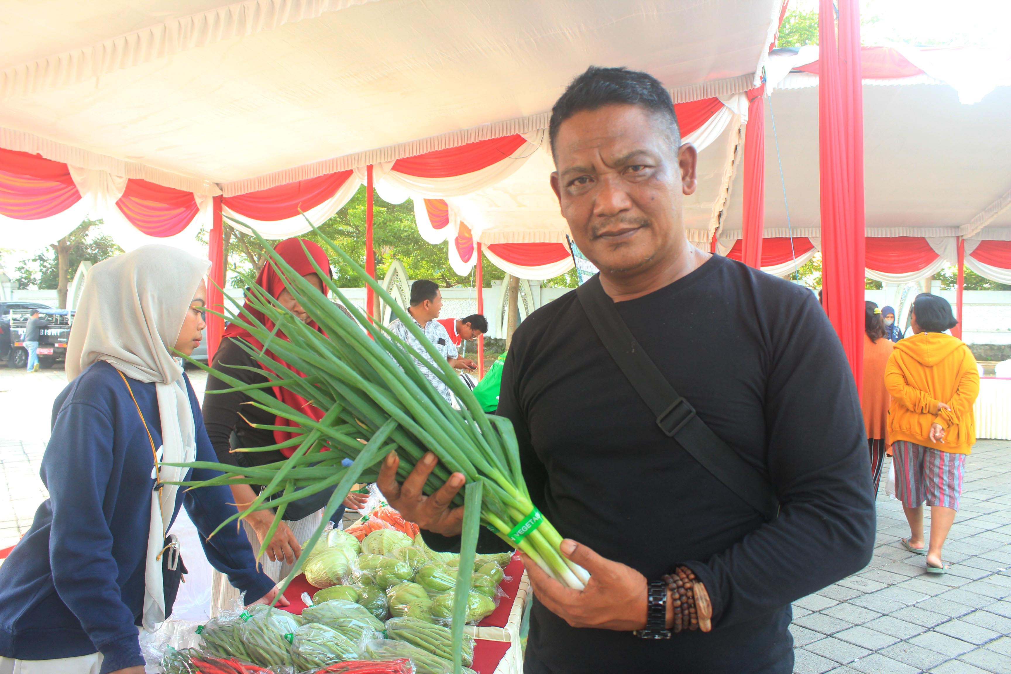 PIONER: Darsyanto memamerkan sayuran hasil pertanian organik di stan Bazar Ramadan yang digelar Pemkab Madiun. (LODITYA FERNANDEZ/RADAR MADIUN)
