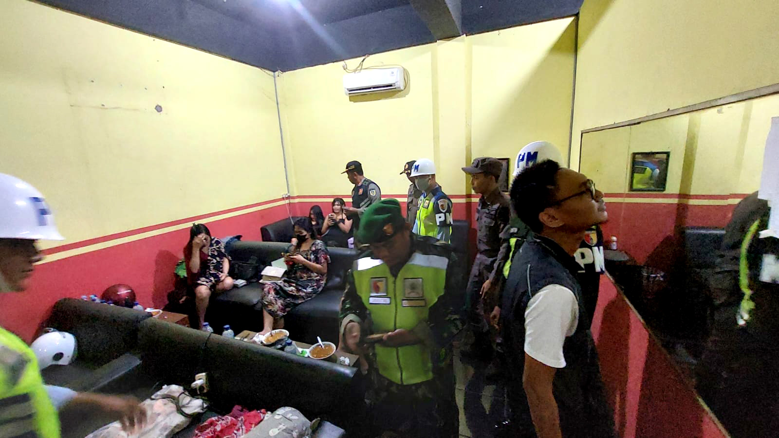 KEPERGOK: Empat pemandu lagu dan seorang mami karaoke Suzana dilakukan pendataan oleh petugas Satpol PP Kota Madiun, Rabu (26/3) malam lalu.&nbsp;(SATPOL PP KOTA MADIUN)