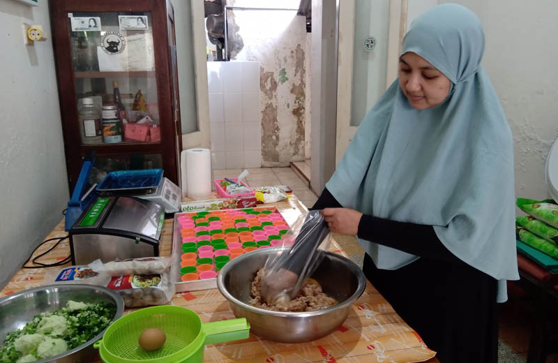 HOME MADE: Niken Mustikasari bersama suaminya membangun bisnis produksi&nbsp;frozen food&nbsp;sejak 2016 lalu.