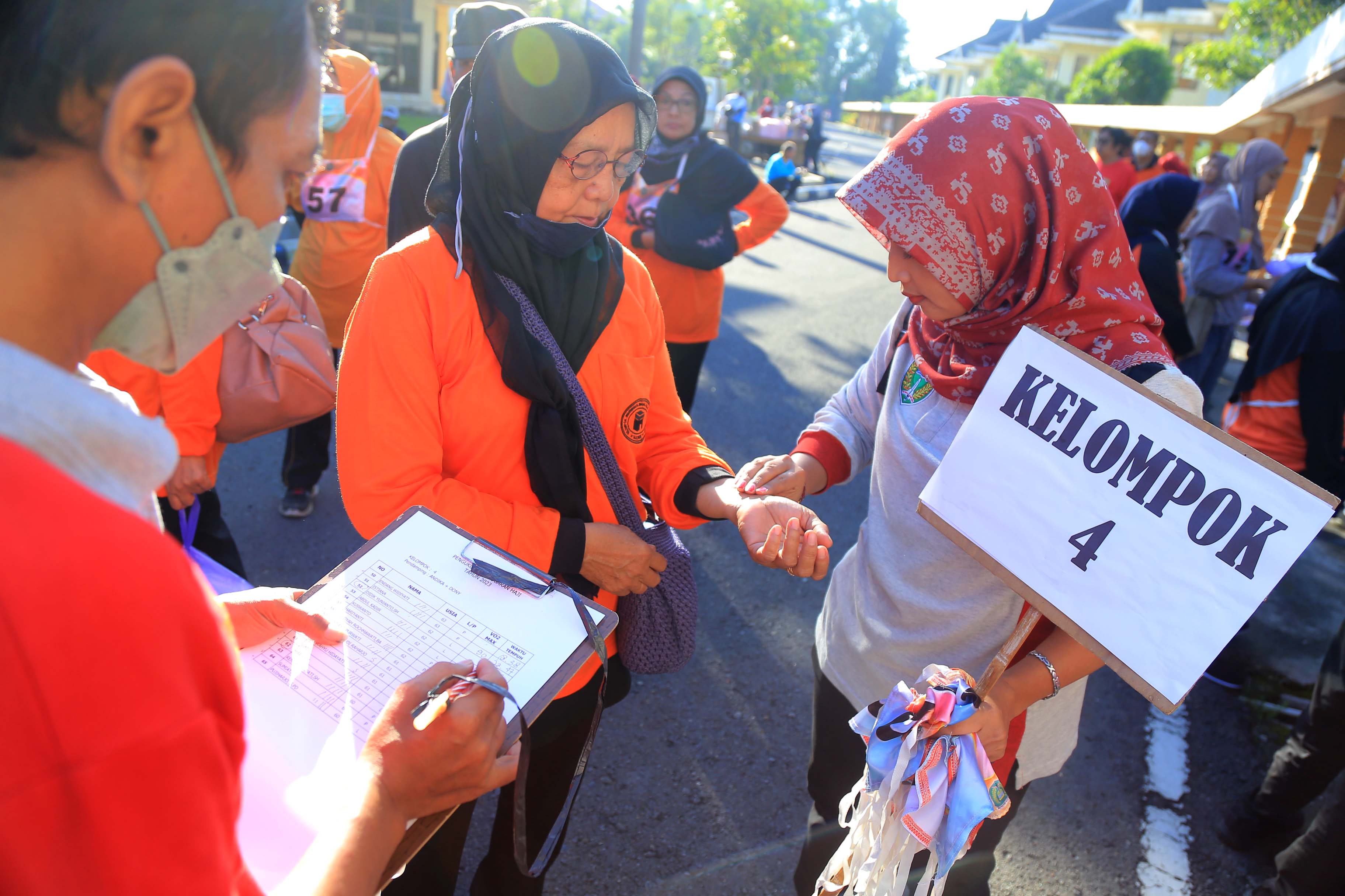 BERANGKAT: Para calon jemaah haji asal Kota Madiun saat menjalani tes kebugaran. (BAGAS BIMANTARA/RADAR MADIUN)