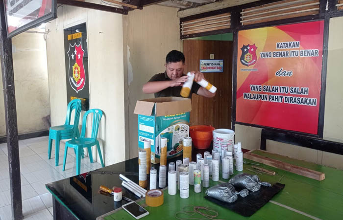 BAHAN PELEDAK: Puluhan selongsong petasan siap diisi bubuk mercon disita petugas Polsek Sambit di rumah RMA.