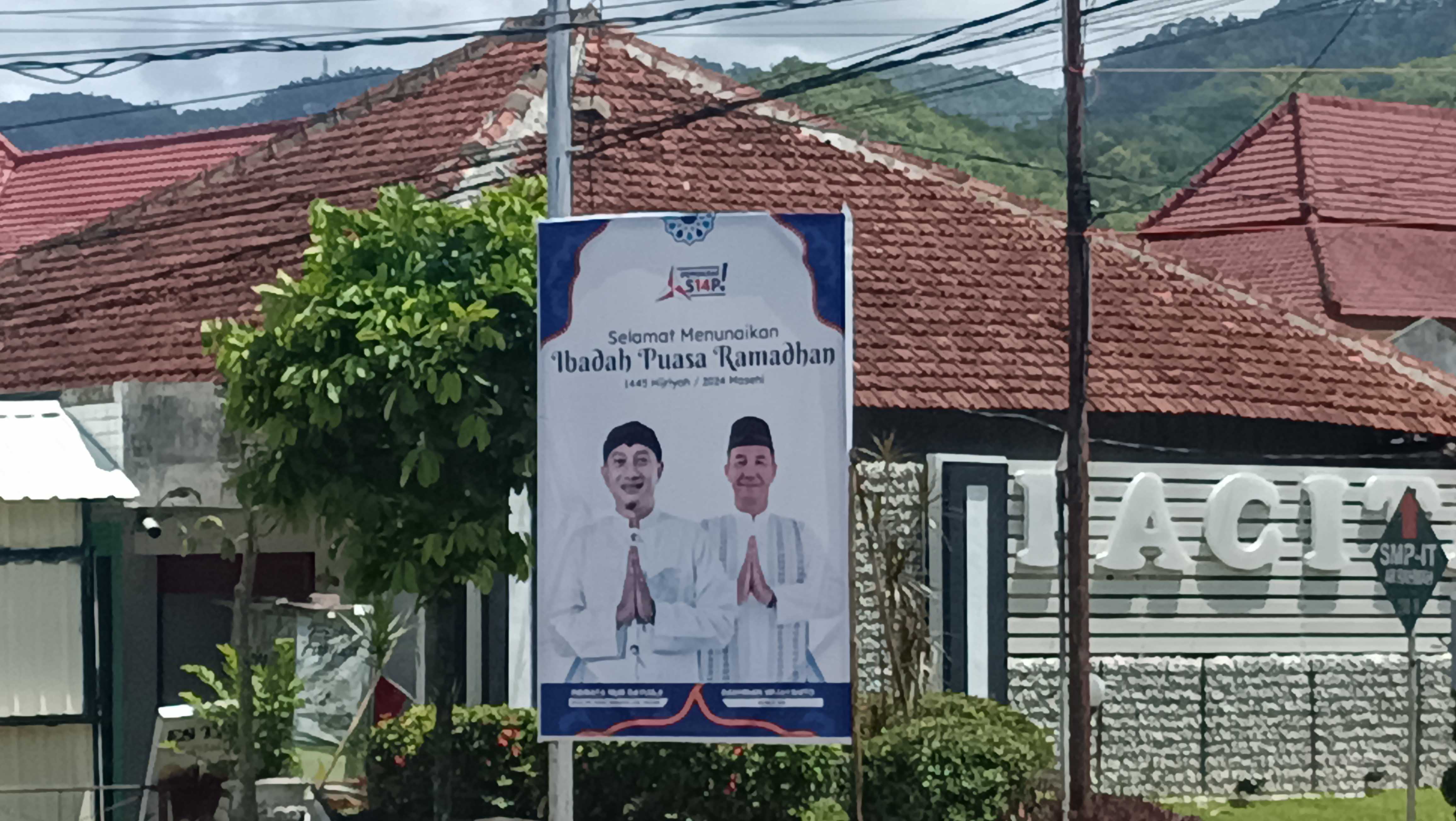 PERTANDA: Banner bergambar Indrata Nur Bayuaji-Rakhman Wijayanto terpasang dimana-mana. Pasangan balon bupati-wabup Pacitan? (NUR CAHYONO/RADAR PACITAN)