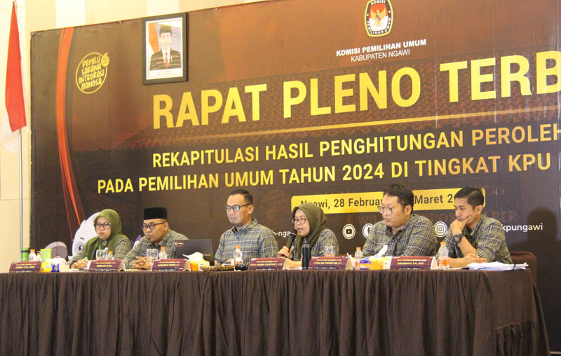 PENGAMBILAN KEPUTUSAN: Komisioner KPU Ngawi menggelar rapat pleno hasil Pemilu 2024 beberapa waktu lalu.