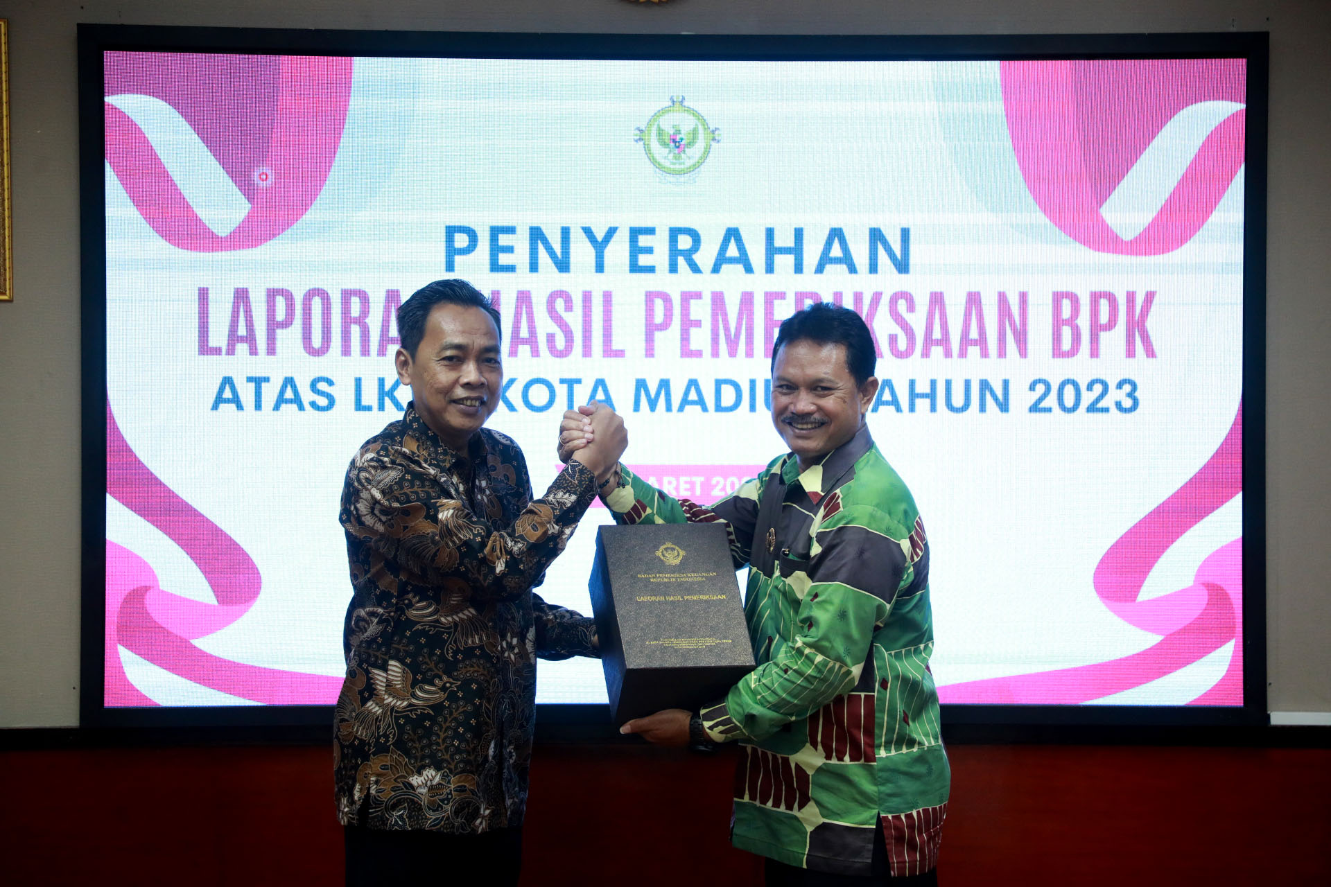 PREDIKAT: Wali Kota Madiun Maidi menerima LHP dari Kepala BPK RI Perwakilan Provinsi Jawa Timur Karyadi di Sidoarjo, kemarin (28/3). (DISKOMINFO KOTA MADIUN)