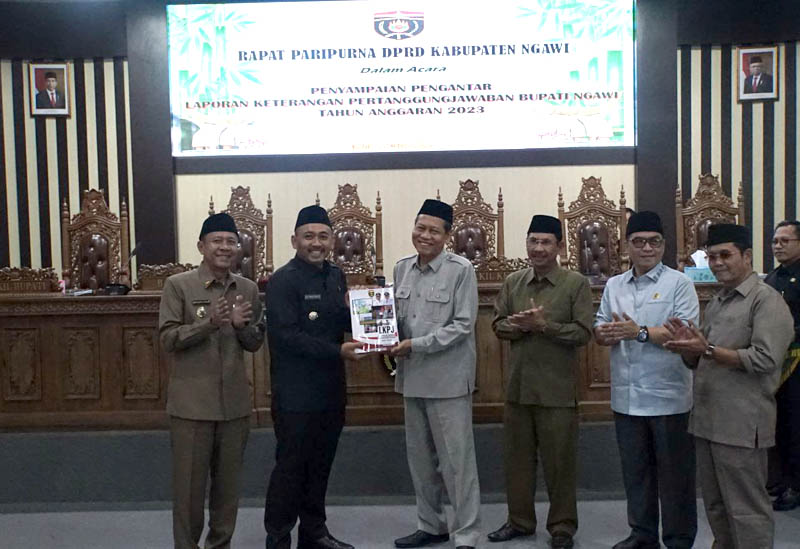 LKPJ: Bupati Ngawi Ony Anwar Harsono menyerahkan LKPJ tahun anggaran 2023 di DPRD, Rabu (27/3).