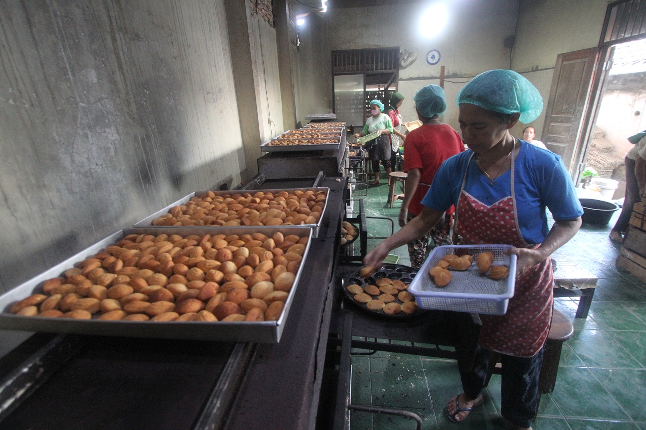 SAYA REPOT: Omah produksi jajanan khas Magetan ing Desa Nitika, Kecamatan Plaosan. (AJI PUTRA/RADAR MADIUN)
