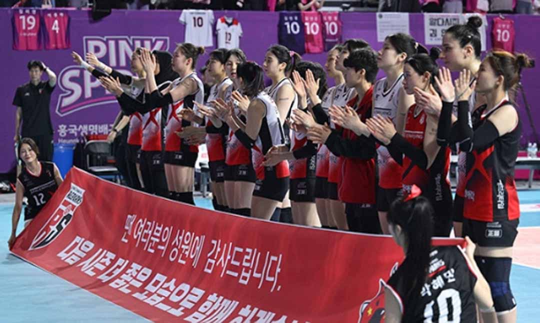 Para pemain Red Sparks memberikan penghormatan kepada supporter usai match kedua semifinal melawan Pink Spiders.