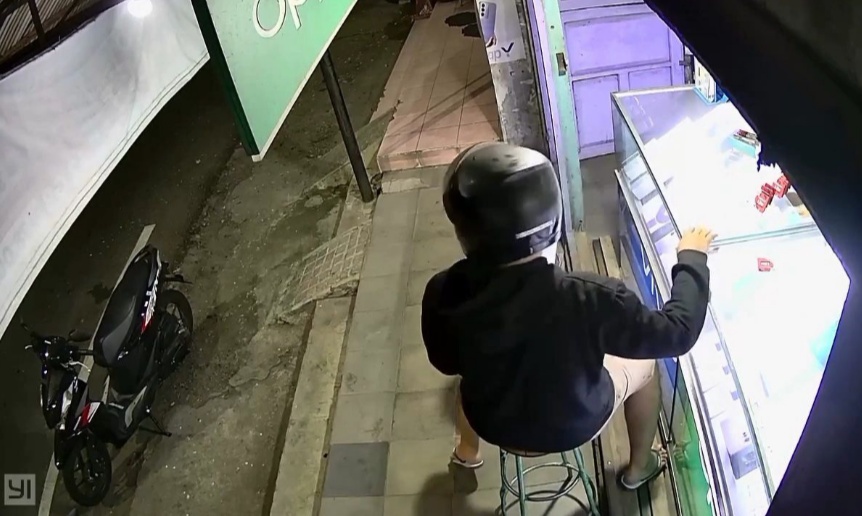 TERTANGKAP CCTV: Potongan rekaman CCTV aksi pencurian ponsel di salah satu konter handphone di Bangunsari, Dolopo, pada Senin malam (25/3).