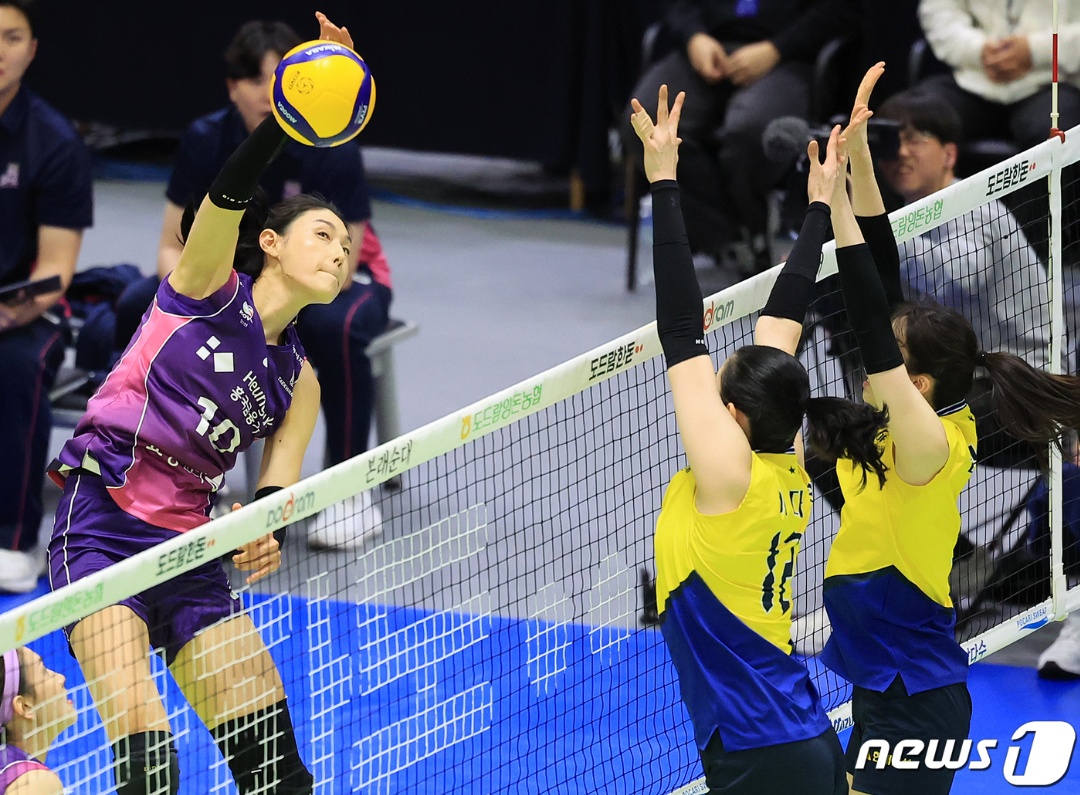 Pemain Hyundai Hillstate coba membendung spike Kim Yeon-koung.