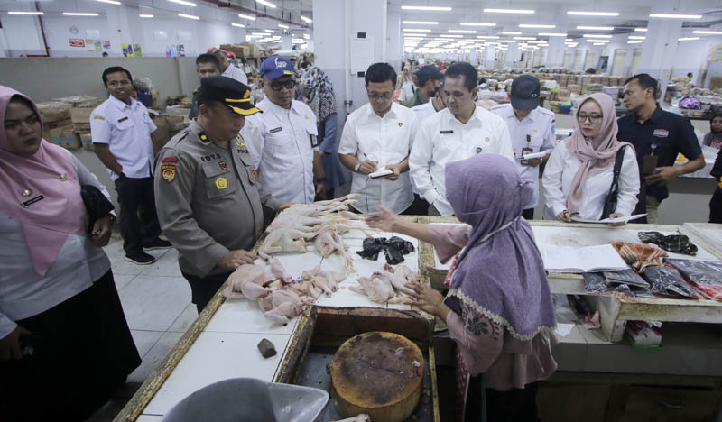 SIDAK: TPID Ponorogo menggelar sidak gabungan bersama TNI, Polri, Bulog ke Pasar Legi dan toko modern, Rabu (27/3).