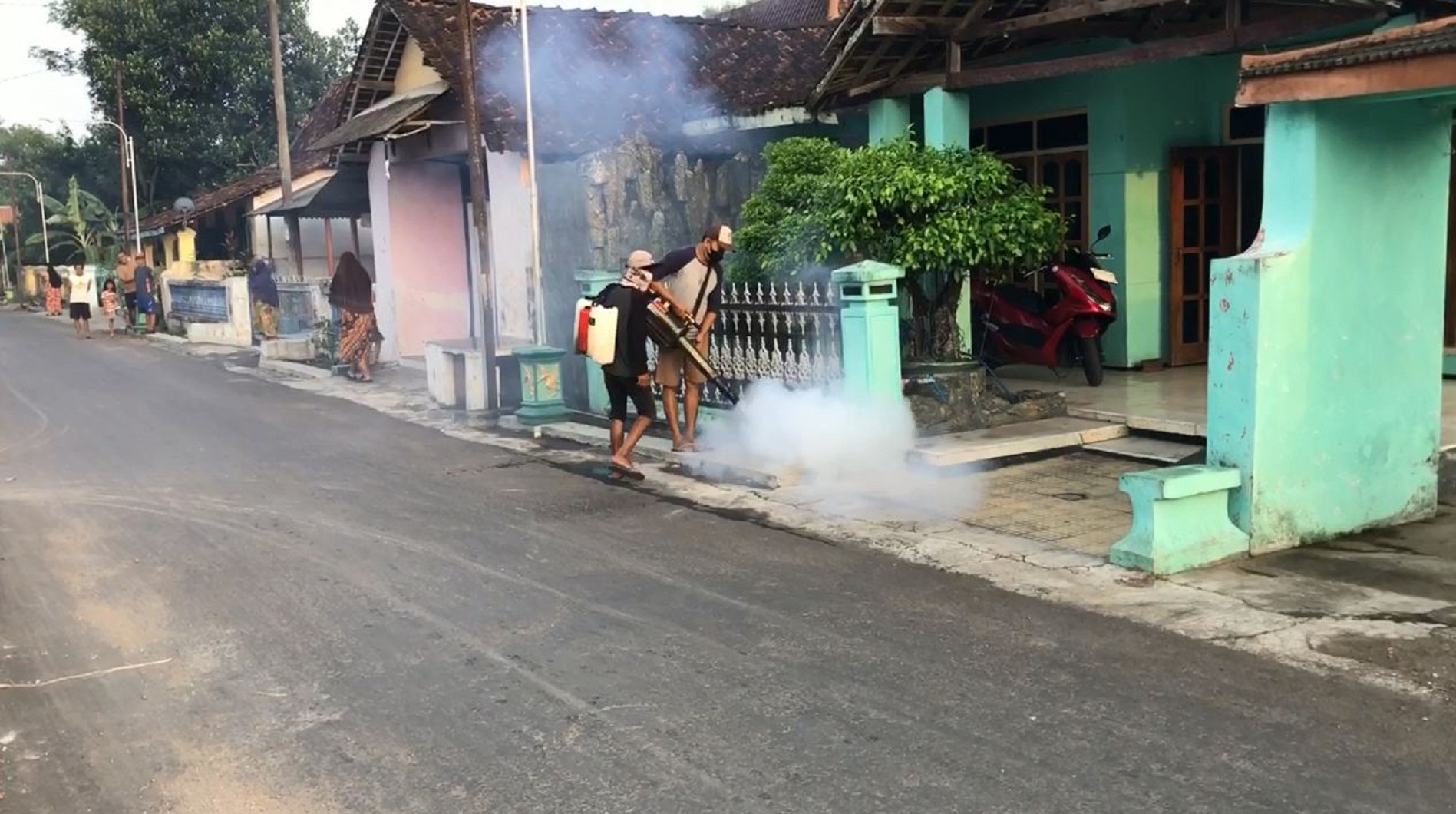 CEGAH DBD: Warga Desa Jetis, Ponorogo, nganakake fogging mandiri. (ISTIMEWA)