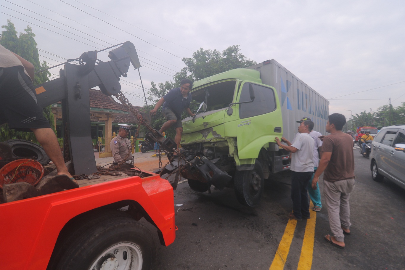 DIEVAKUASI: Praoto boks sing tabrakan neng di Jalan Raya Madiun-Surabaya, Kabupaten Madiun. (R. BAGUS RAHADI/RADAR MADIUN)