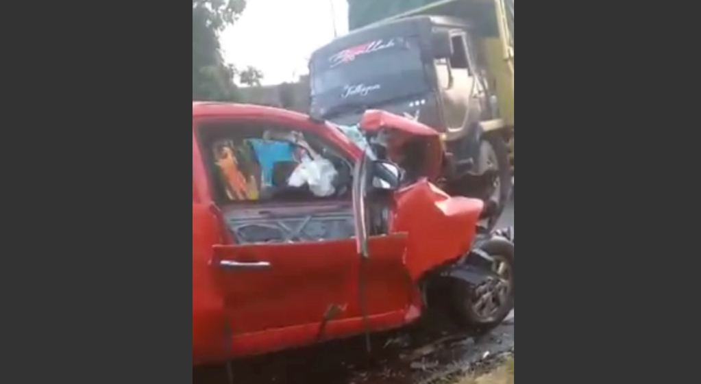 RINGSEK: Truk dan Avanza merah bertabrakan di Garon, Balerejo, Madiun, pada Kamis (28/3) pagi. (VIDEO AMATIR)