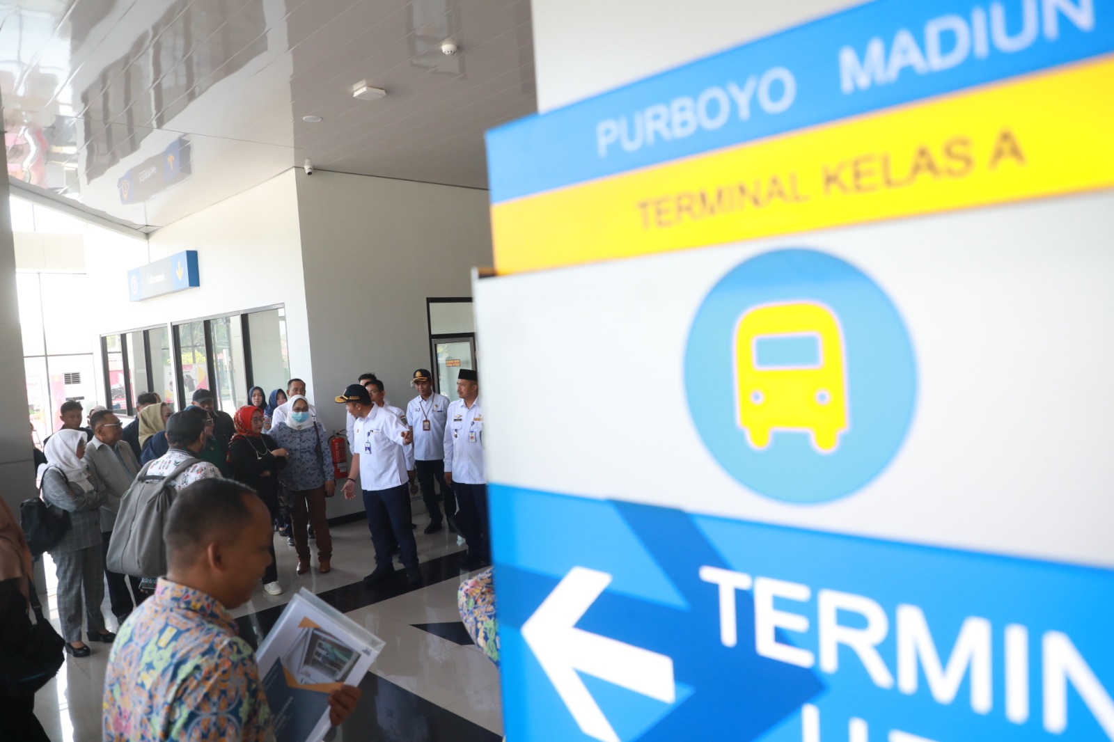 KUNJUNGAN KERJA: Sadarestuwati, anggota komisi V DPR RI, di Terminal Purboyo, Kota Madiun, Rabu (27/3). (DISKOMINFO/JAWA POS RADAR MADIUN)