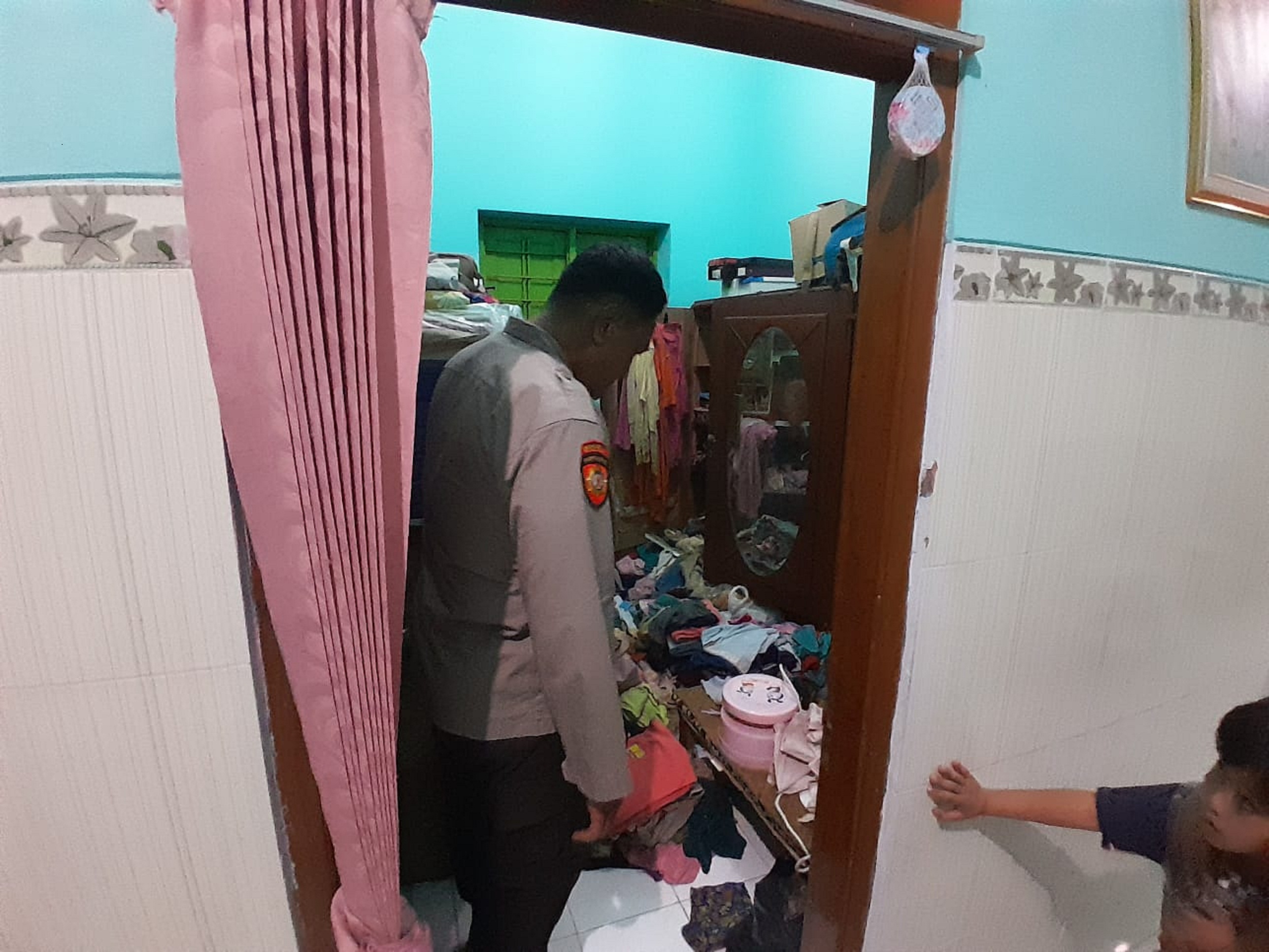 DIOBOK-OBOK: Lemarine Ahmad mawut diobok-obok maling nalika ditinggal ngedhep warung. (POLSEK PONOROGO)