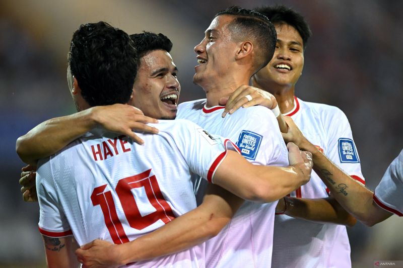 KELAS EROPA: Thom Haye, Ragnar Oratmangoen, Jay Idzes, dan Hokky Caraka, merayakan gol ke gawang Vietnam. (ANTARA)