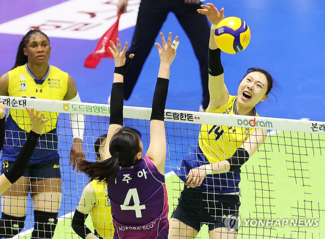 Pemain Pink Spiders coba membendung spike Yang Hyo-jin.