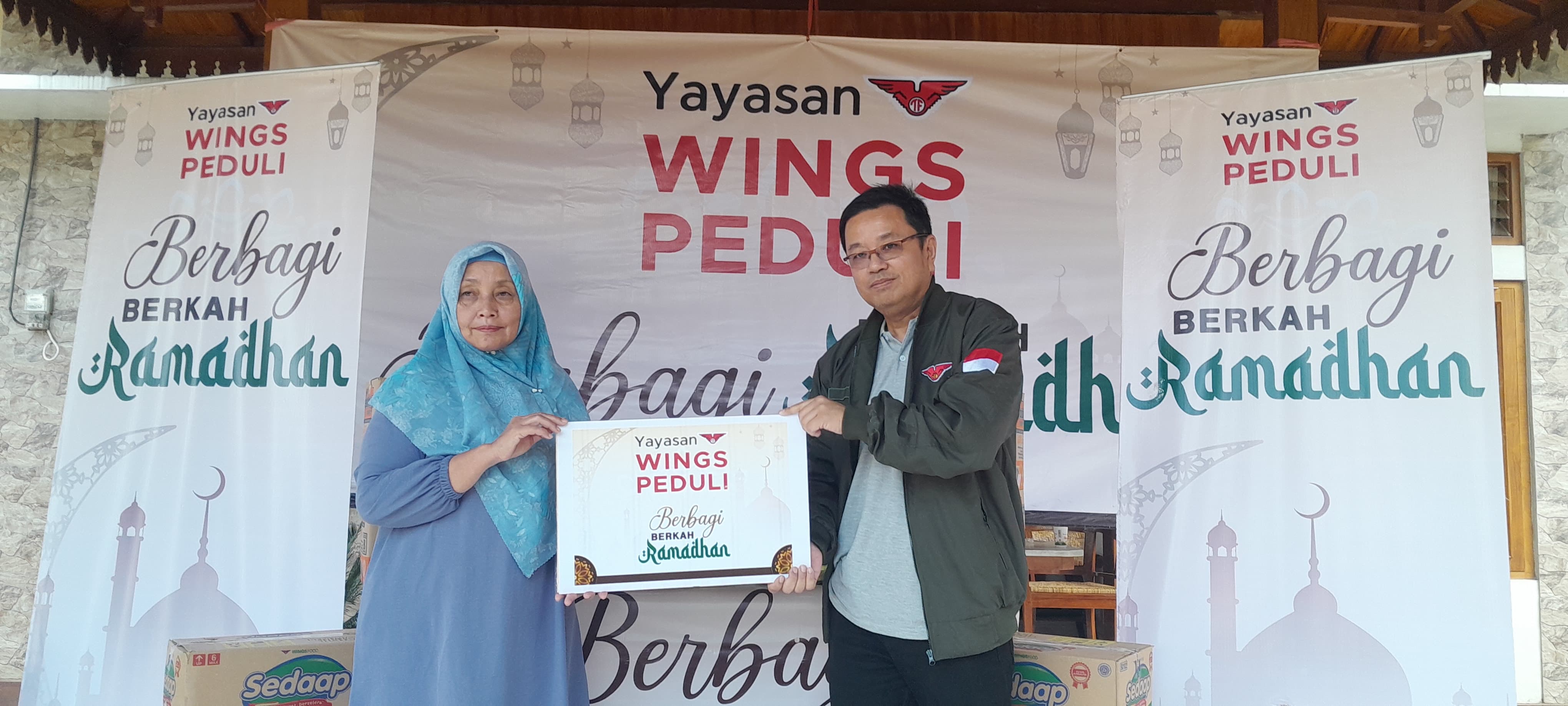 BERBAGI: Perwakilan Yayasan Wings Peduli Willianto dan Nani Rahayu, Kooordinator Pesantren Mataraman Ngawi di Desa Girimulyo, Kecamatan Jogorogo, Sabtu (30/3).&nbsp;(ASEP SYAEFUL/RADAR NGAWI)