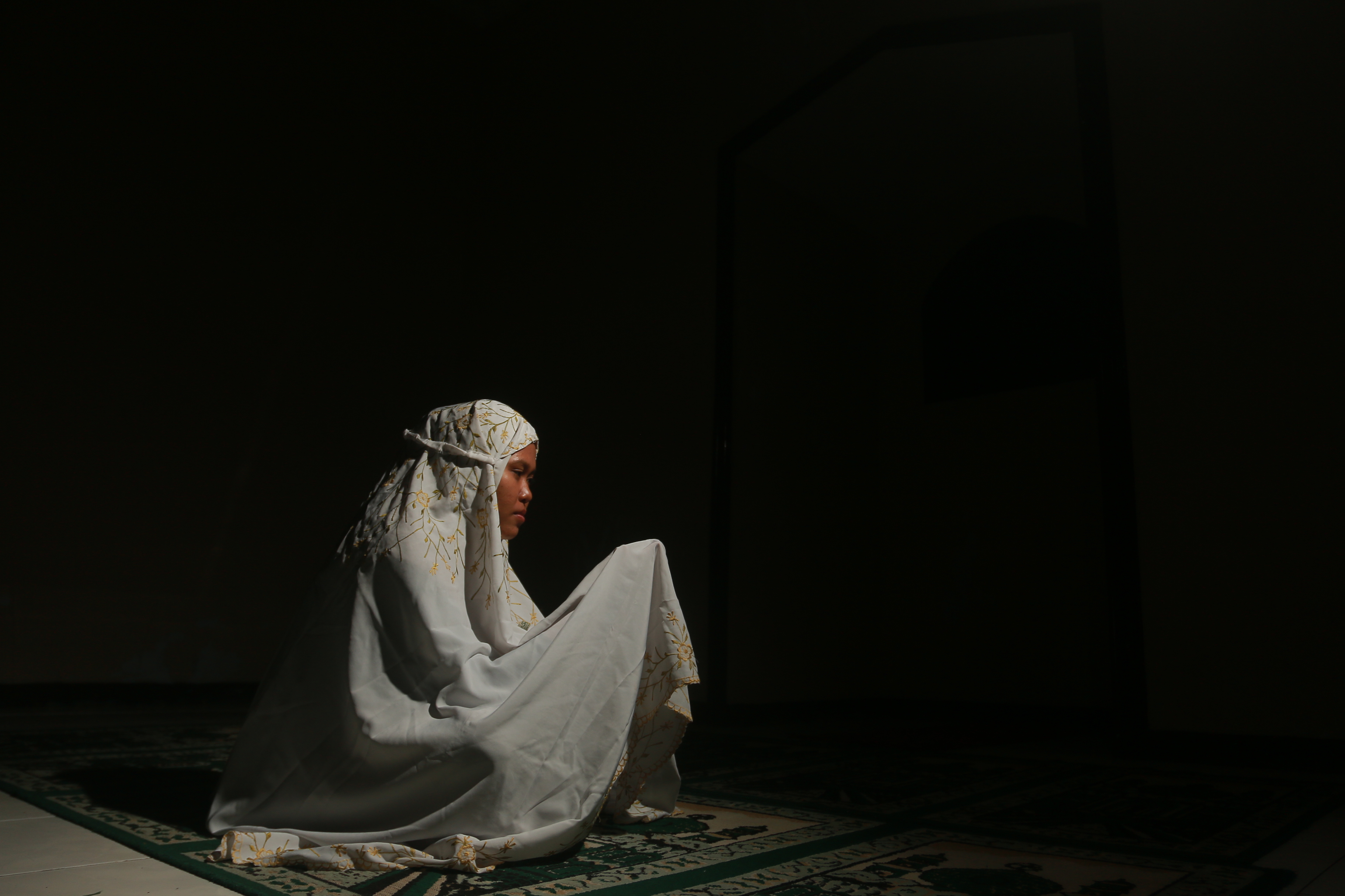 IKTIKAF: Banyak orang berburu keberkahan lailatul qadar yang jatuh pada malam-malam ganjil di 10 hari terakhir Ramadan.&nbsp;(BAGAS BIMANTARA/RADAR MADIUN)
