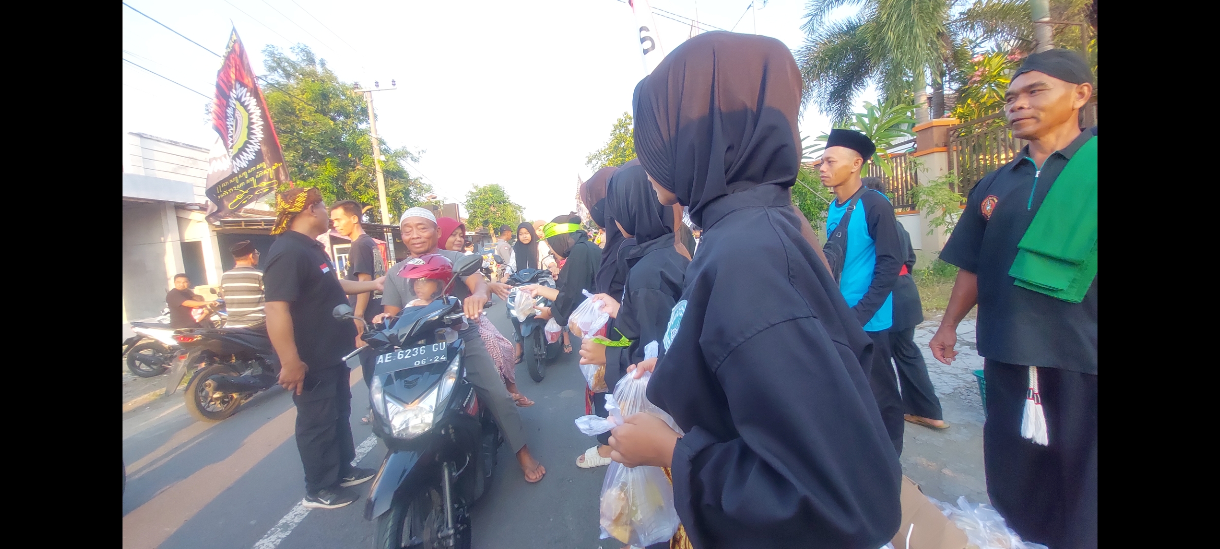 KOMPAK: Lima perguruan silat di Kabupaten Madiun gelar ngabuburit dan bagi-bagi takjil di jalan Desa Sidorejo, Kebonsari, kemarin (31/3). (DIAN RAHAYU/RADAR MADIUN)