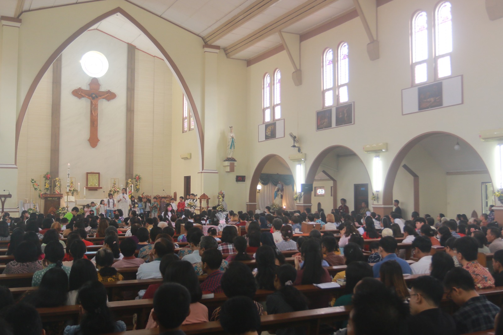 PASKAH MERIAH: Suasana misa anak di Paroki Santo Cornelius Madiun, Minggu (31/3/2024). (BAGAS BIMANTARA/JAWA POS RADAR MADIUN)