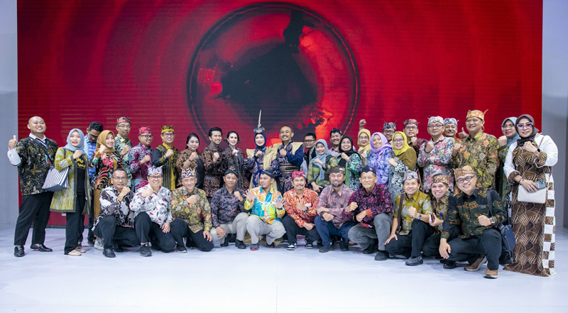 MENDUNIA: Rombongan Pemkab Ngawi bersama desainer lokal dalam acara Indonesia Fashion Week, Kamis (28/3) lalu.