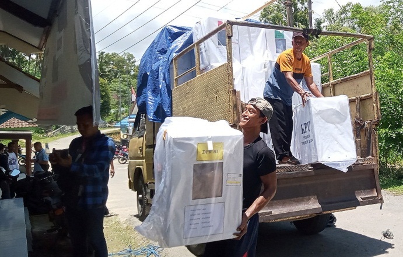 ILUSTRASI: Proses distribusi logistik Pemilu 2024 di Kabupaten Pacitan beberapa waktu lalu. (NUR CAHYONO/RADAR MADIUN)