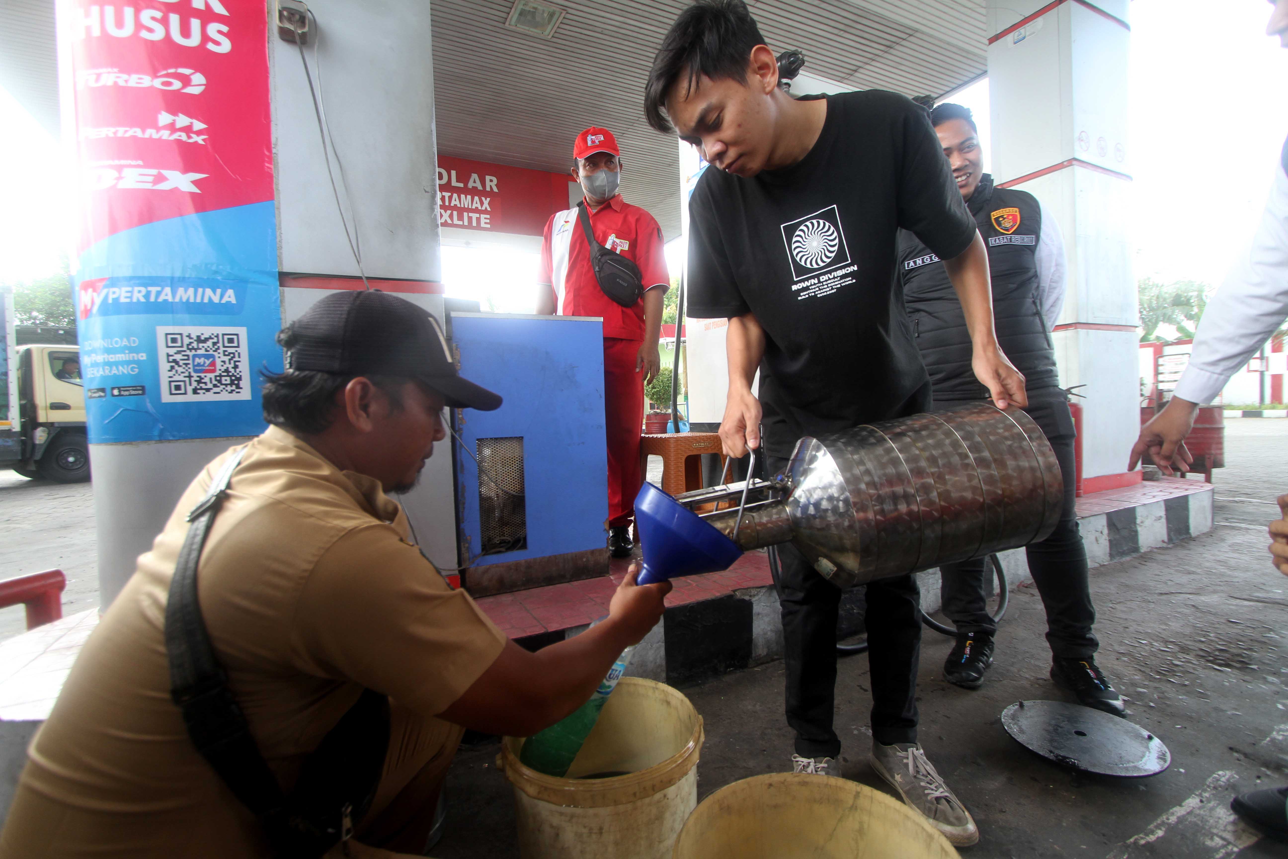 CEK TAKARAN : Satreskrim Polres Magetan beserta Disperindag Magetan dan Pertamina melakukan uji tera di sejumlah SPBU, Senin (1/4).