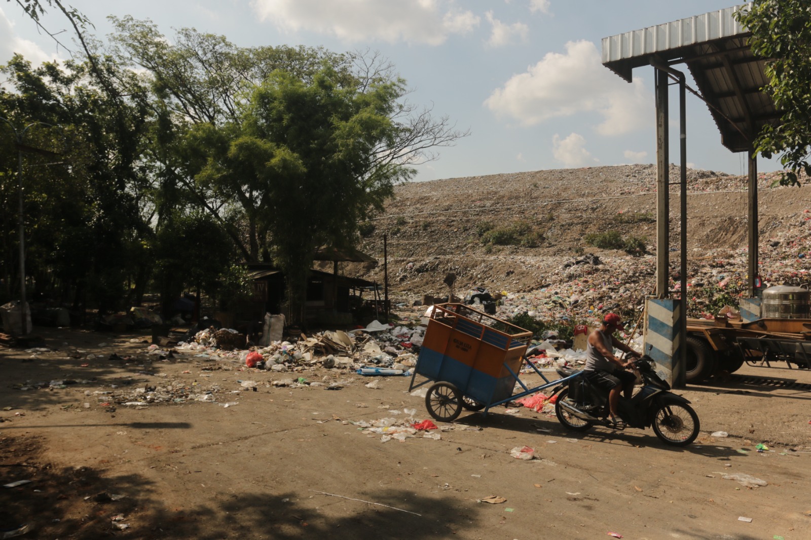 SUASANA TPA: Volume sampah di TPA Winongo, Kota Madiun, mengalami penyusutan beberapa tahun terakhir. (BAGAS BIMANTARA/JAWA POS RADAR MADIUN)