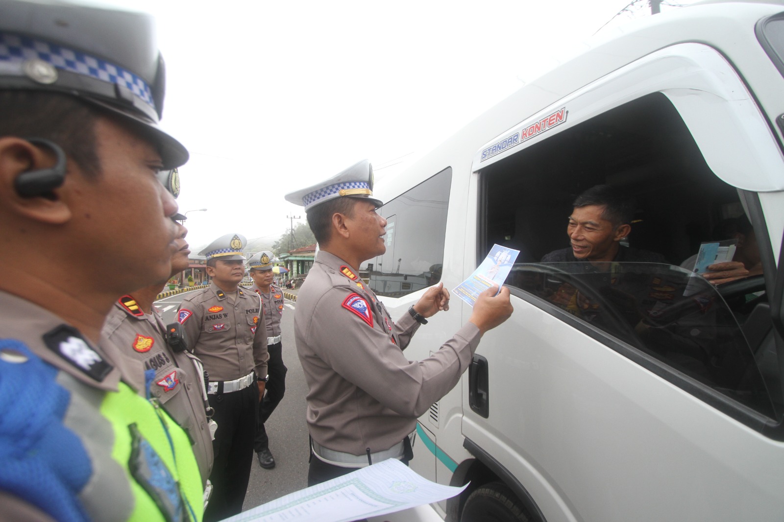 AMAN: Tim gabungan dari dishub dan Satlantas Polres Magetan melakukan ramp check pada angkutan yang melintas di kawasan Cemorosewu dan Terminal Maospati kemarin (31/3). (AJI PUTRA/JAWA POS RADAR MAGET