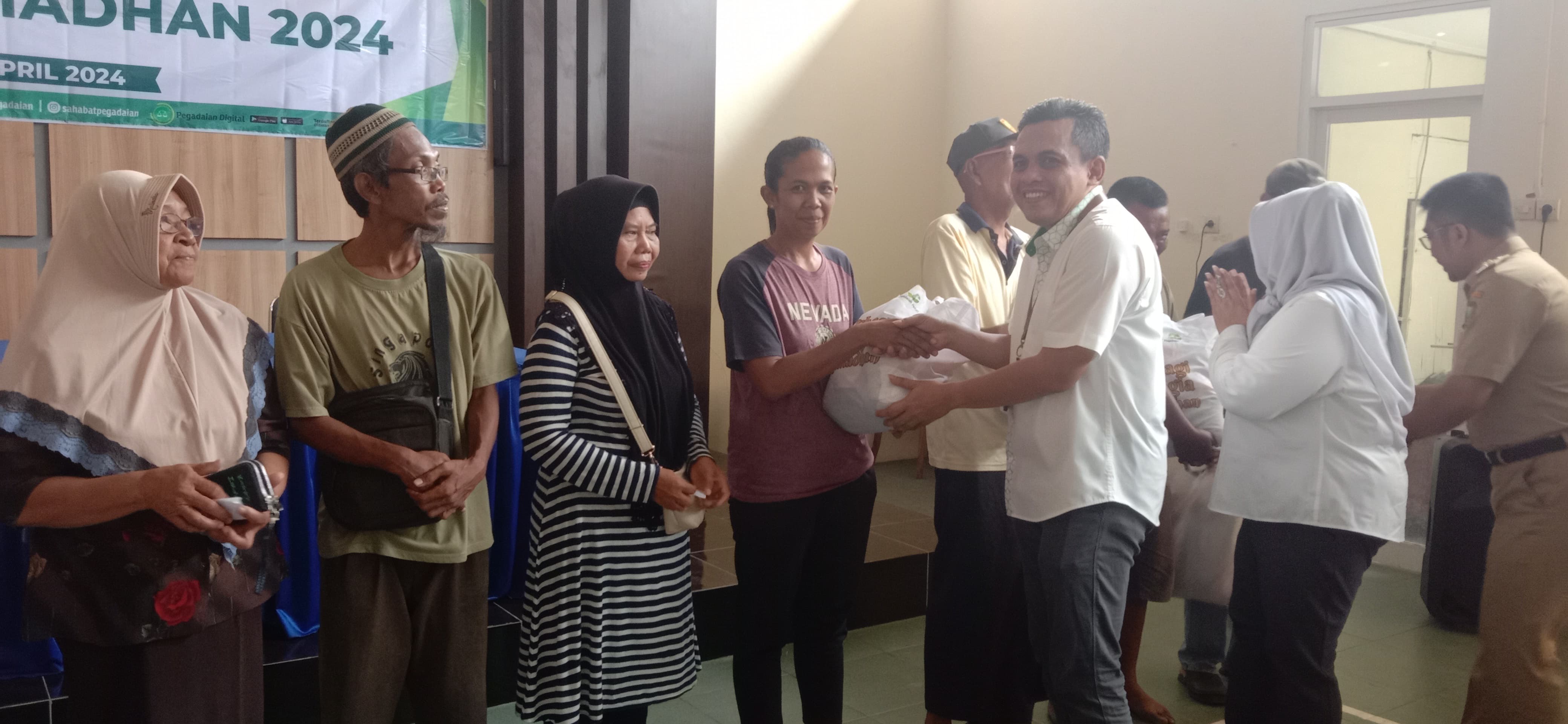 UNTUK SESAMA: Pegadaian Area Madiun merayakan HUT ke-123 dengan berbagi ratusan paket bantuan. (ELIN RESTIYANI/RADAR MADIUN)