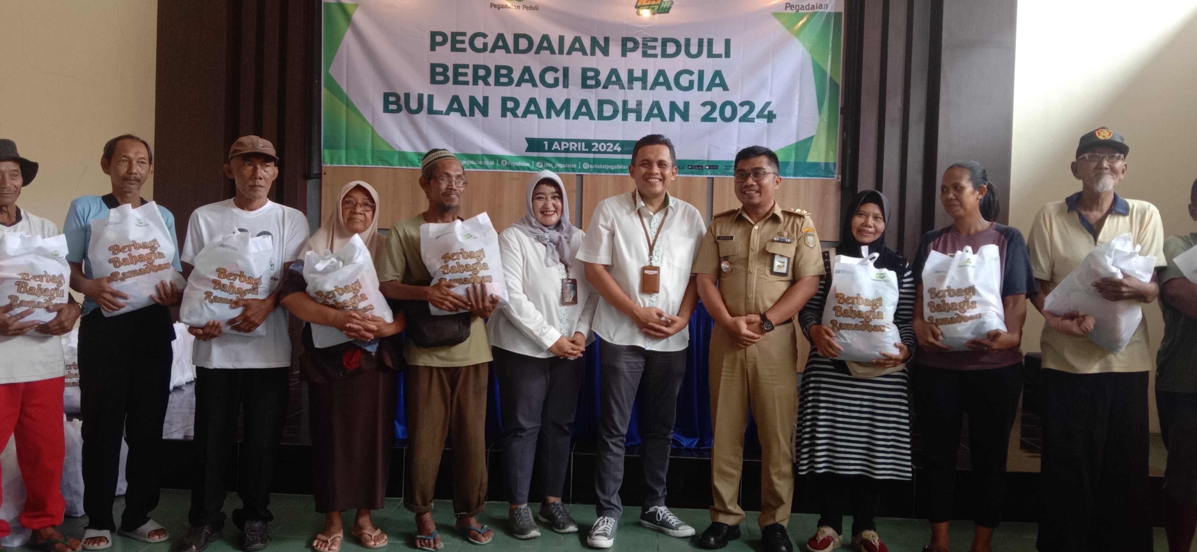 UNTUK SESAMA: Pegadaian Area Madiun merayakan HUT ke-123 dengan berbagi ratusan paket bantuan. (ELIN RESTIYANI/RADAR MADIUN)